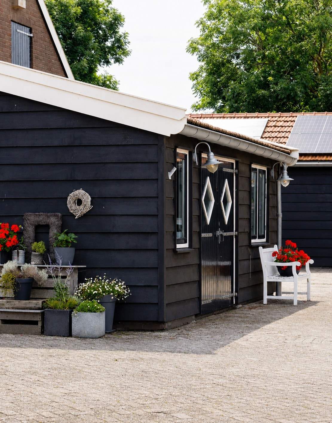 De eigen entree van de gastenstudio van De Sluishoeve