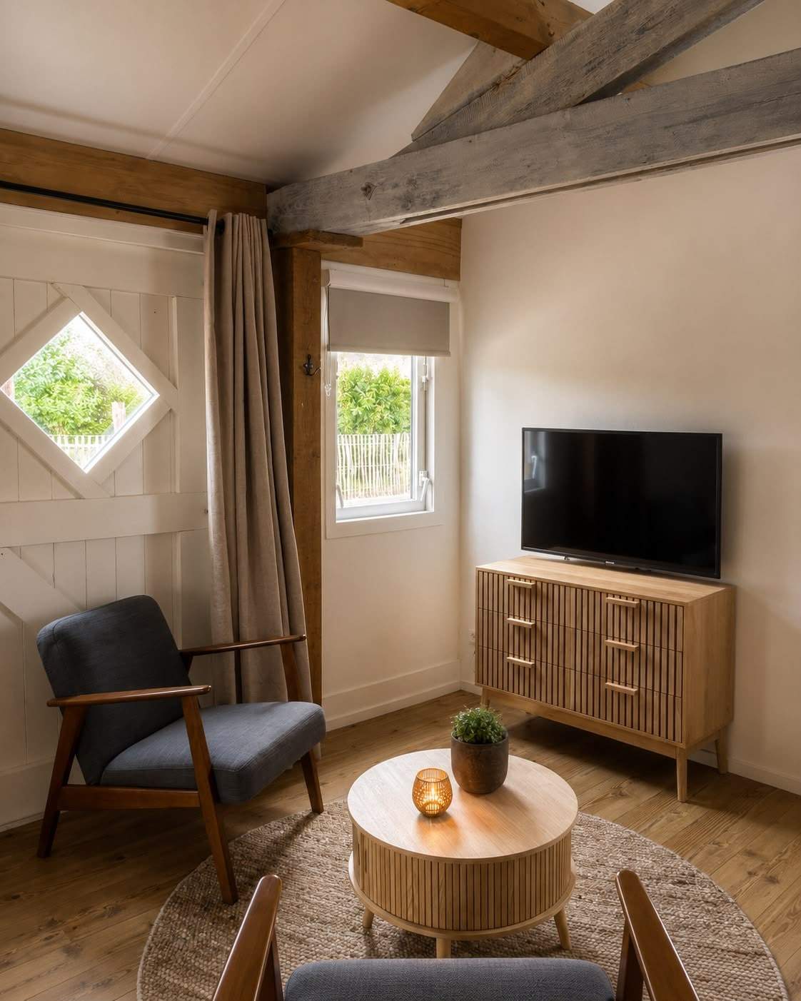 De zithoek van de studio onder de oude houten balken