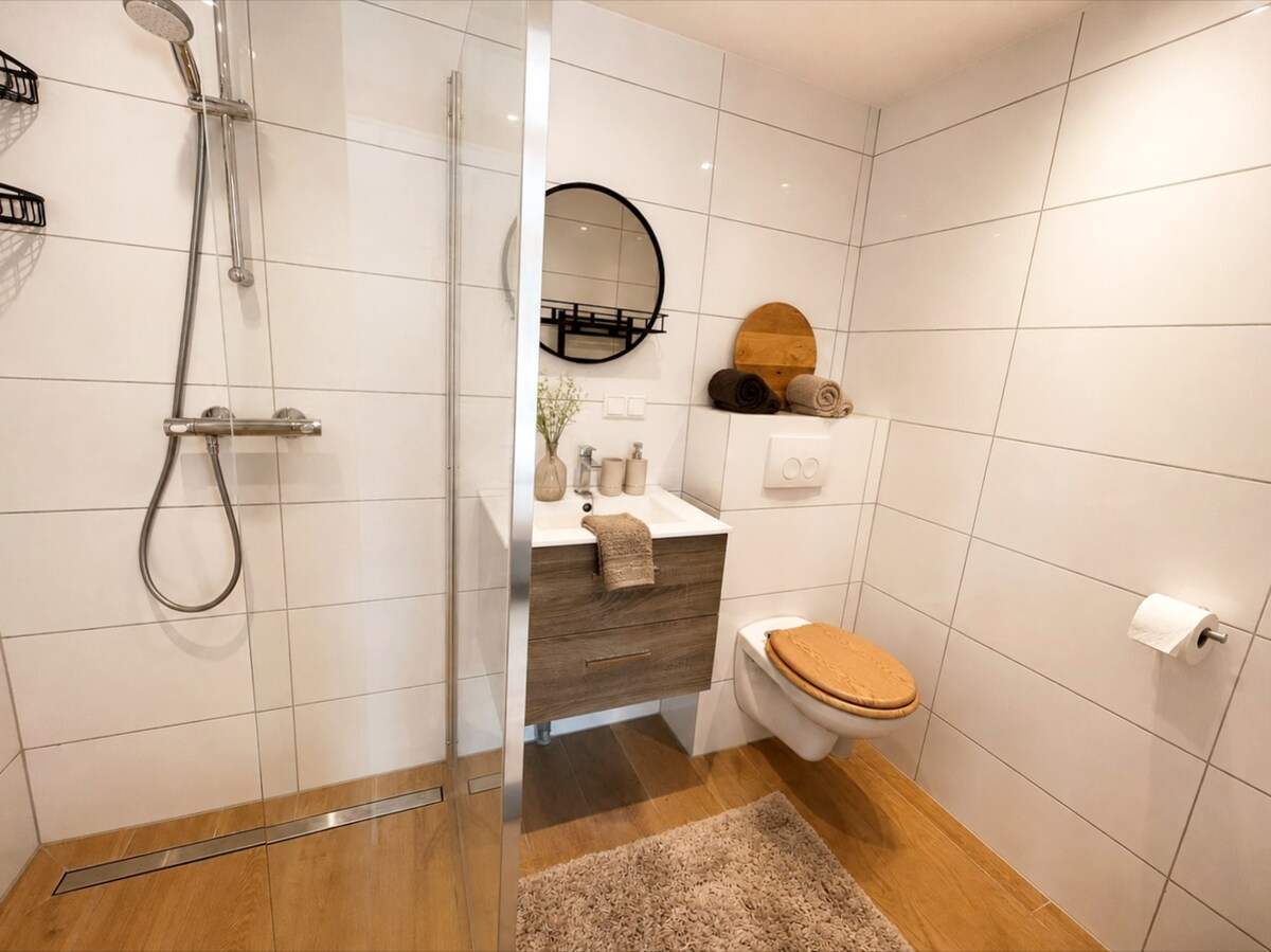 De eigen badkamer met inloopdouche en toilet